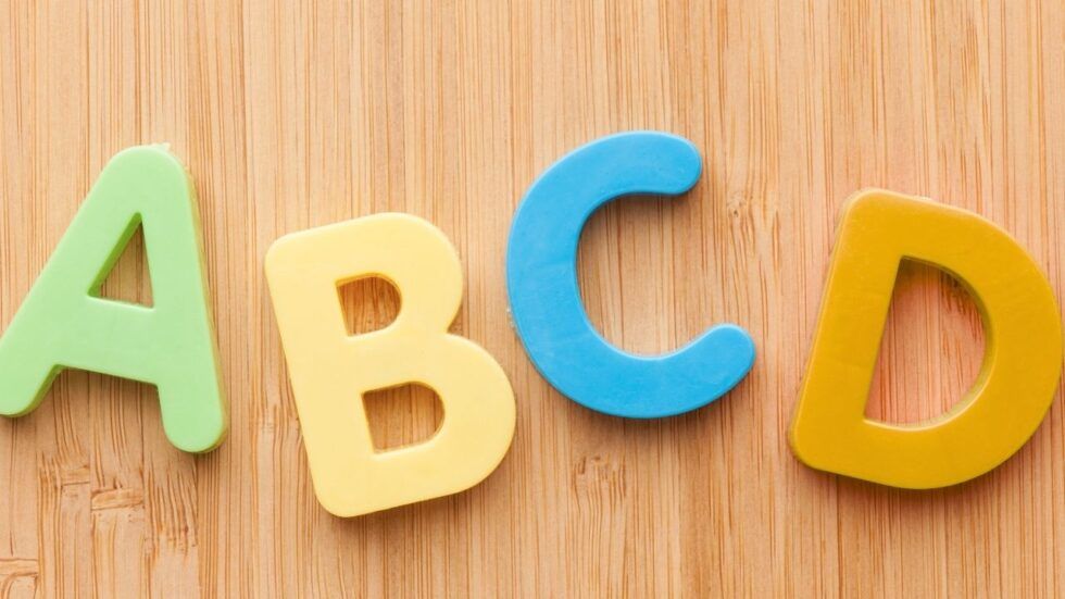Niño de primaria con dificultades para leer — signos de dislexia en niños de 6 a 8 años